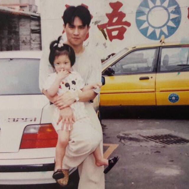 焦凡凡PO出多張焦爸年輕的帥照,網友也大讚「爸爸年輕時好帥」。(翻攝自焦凡凡IG)