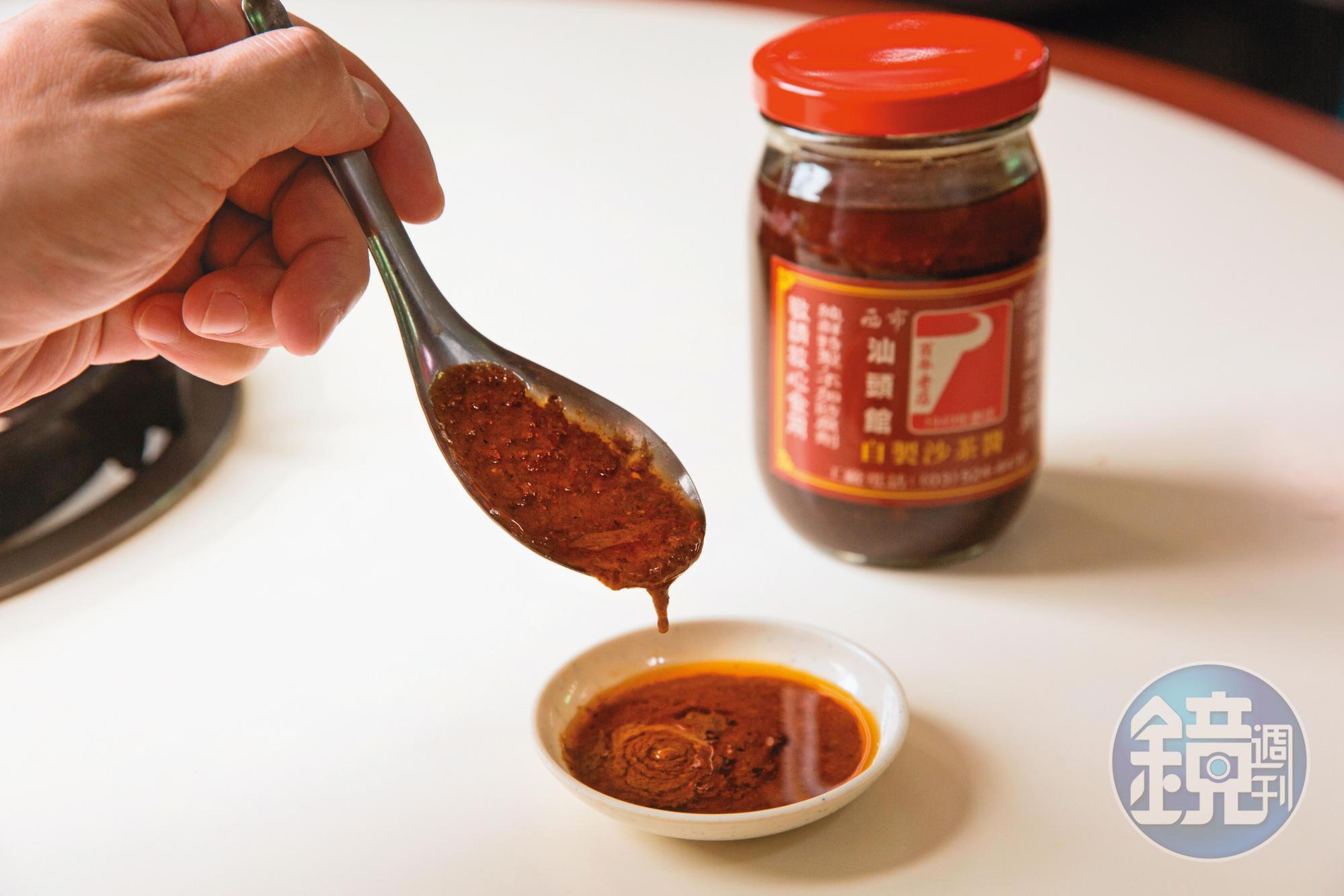 黃家製作的沙茶醬不僅用於店內料理,也裝瓶販售。(200元/瓶)