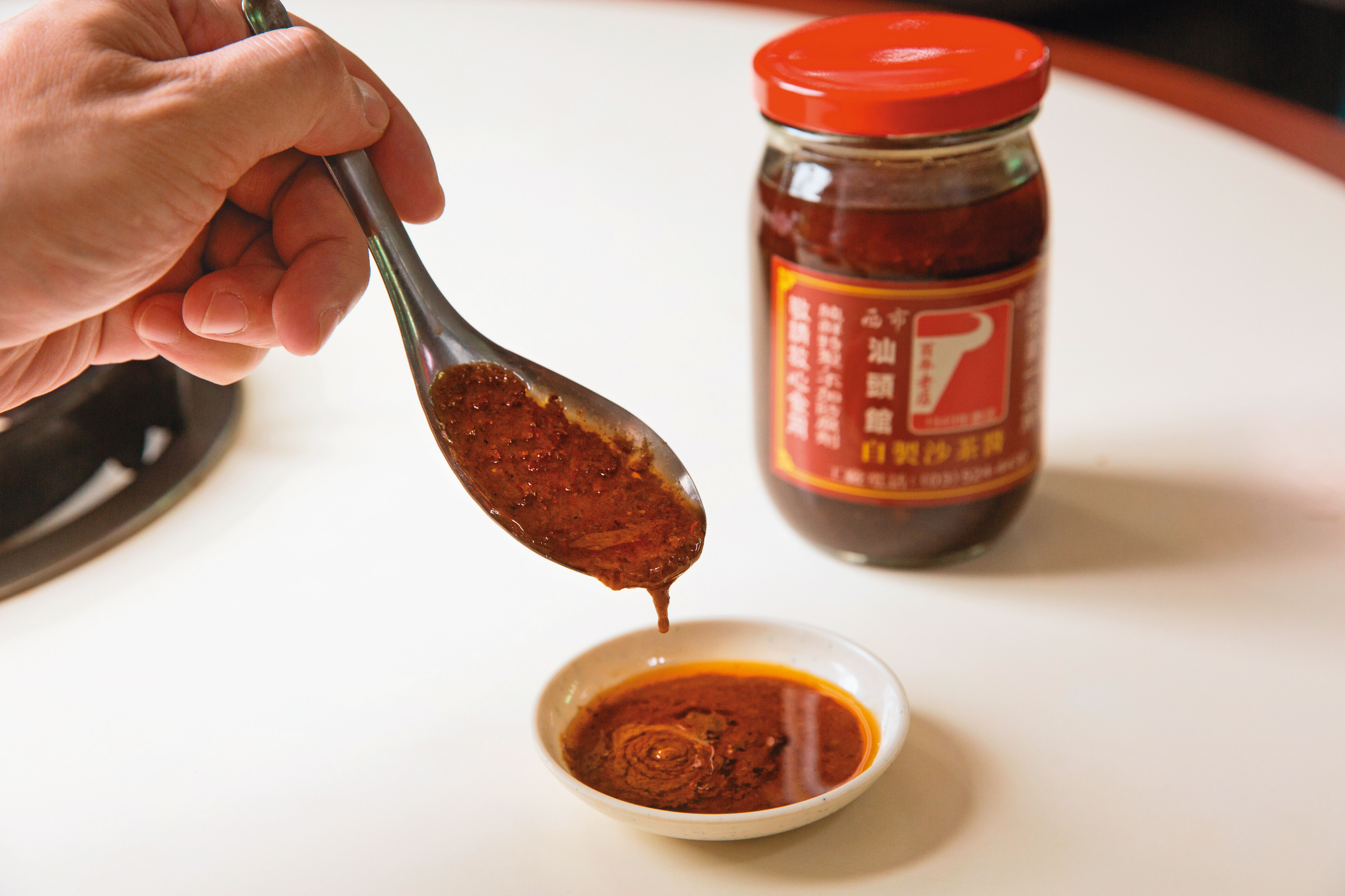 黃家製作的沙茶醬不僅用於店內料理，也裝瓶販售。（200元／瓶）