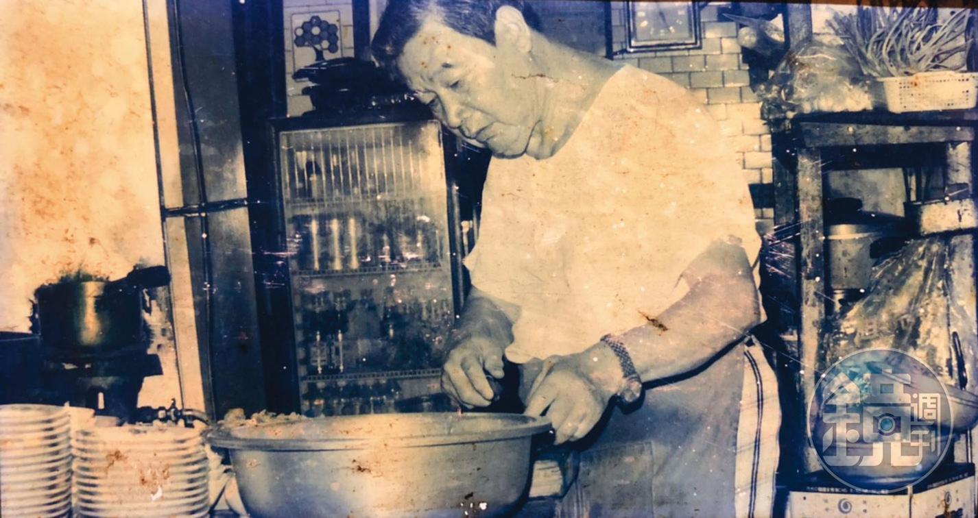自1955年開業以來,黃克記每日清晨在店內燉煮牛雜湯,做到92歲才退休。(黃沛峰提供)