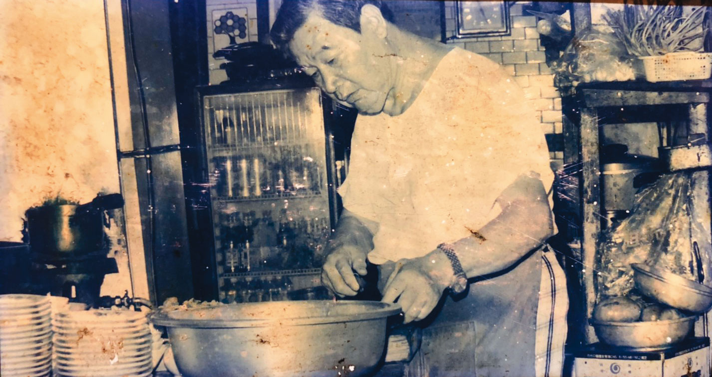 自1955年開業以來，黃克記每日清晨在店內燉煮牛雜湯，做到92歲才退休。（黃沛峰提供）
