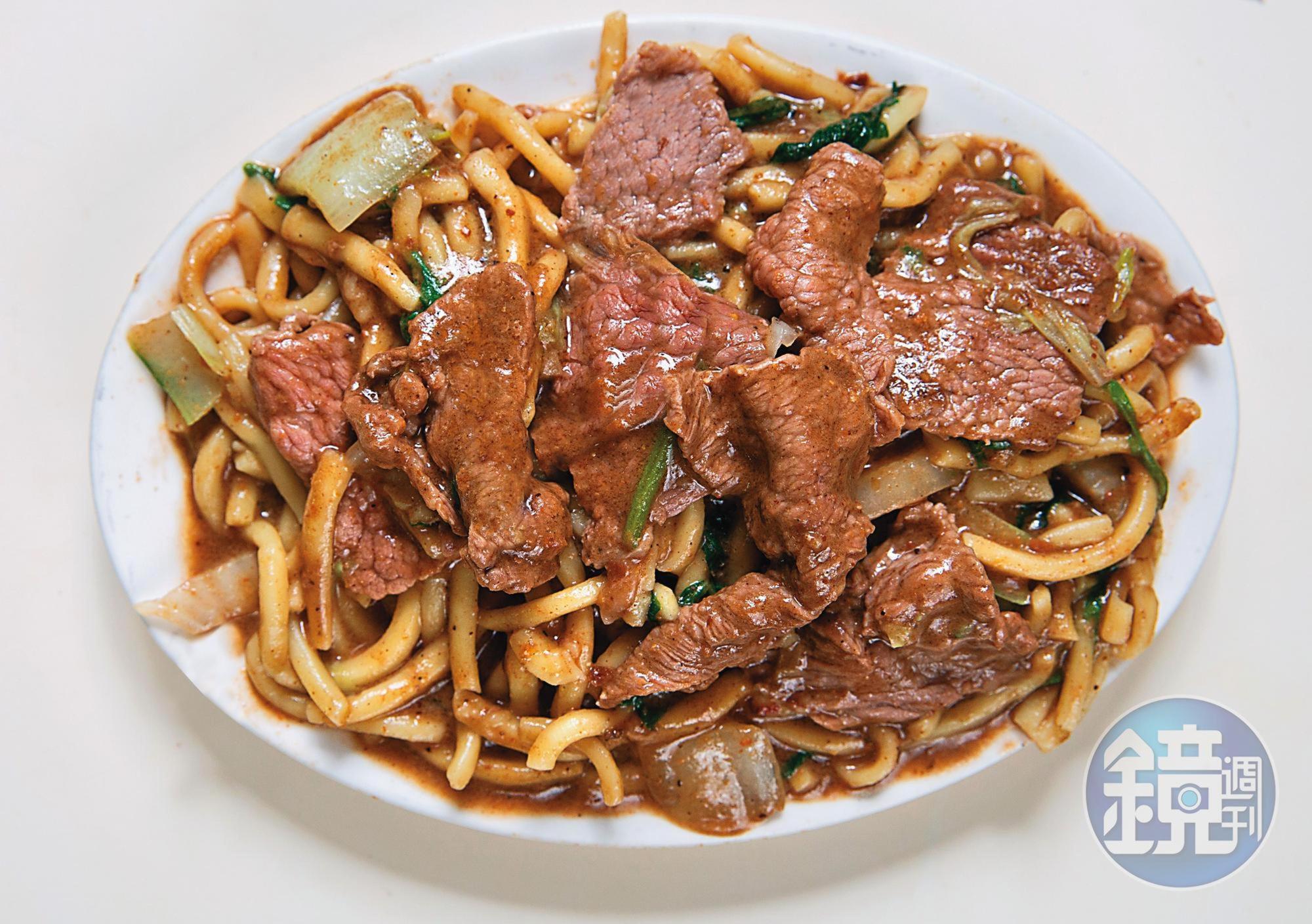 大哥黃沛峰說,沙茶牛肉炒麵好吃的關鍵在按摩,要讓麵條、肉汁與沙茶醬相互揉合。(80元/份)