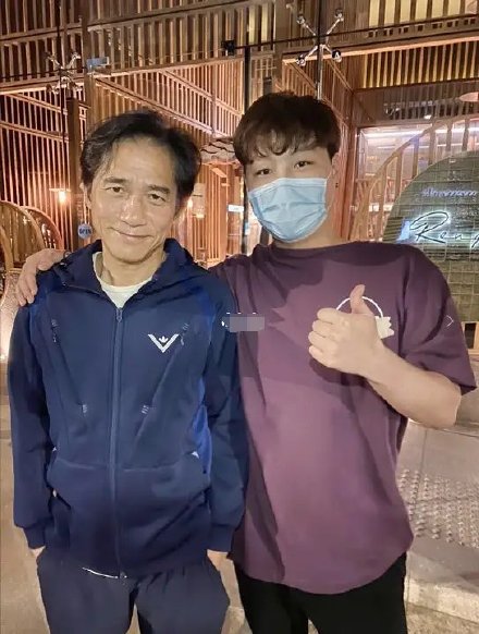 58歲梁朝偉近照被網友曝光,男神也難敵歲月摧殘。(翻攝自微博)