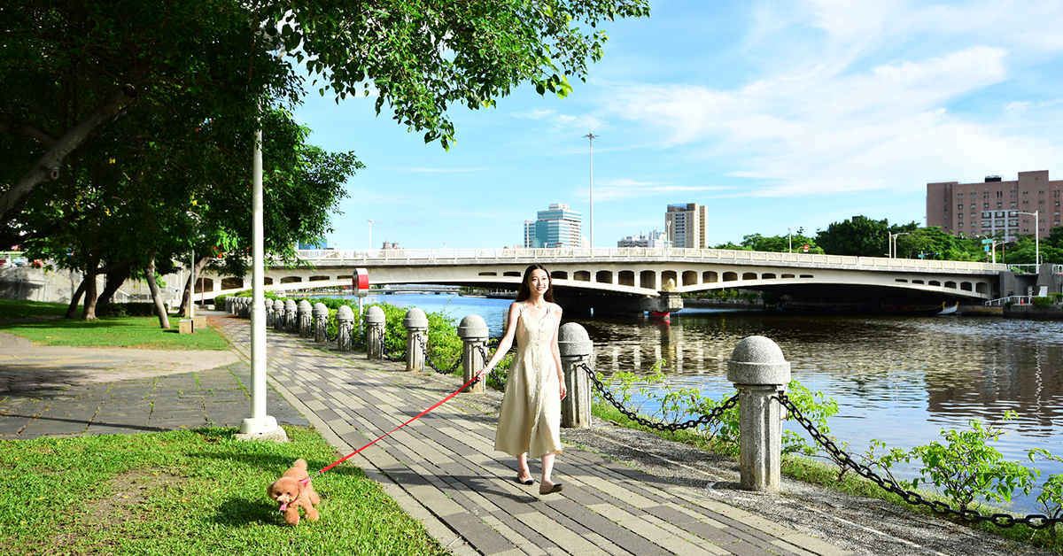 能把大自然美景延伸入居家的河岸第一排，無論在哪一個國家都搶手。(圖為高雄愛河畔)。