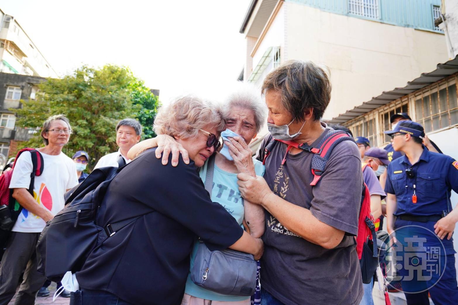 南鐵最後拒遷戶的居民在13日面臨怪手開拆,含淚離開家園。