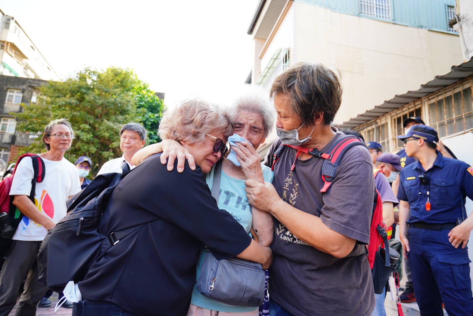 南鐵最後拒遷戶的居民在13日面臨怪手開拆，含淚離開家園。