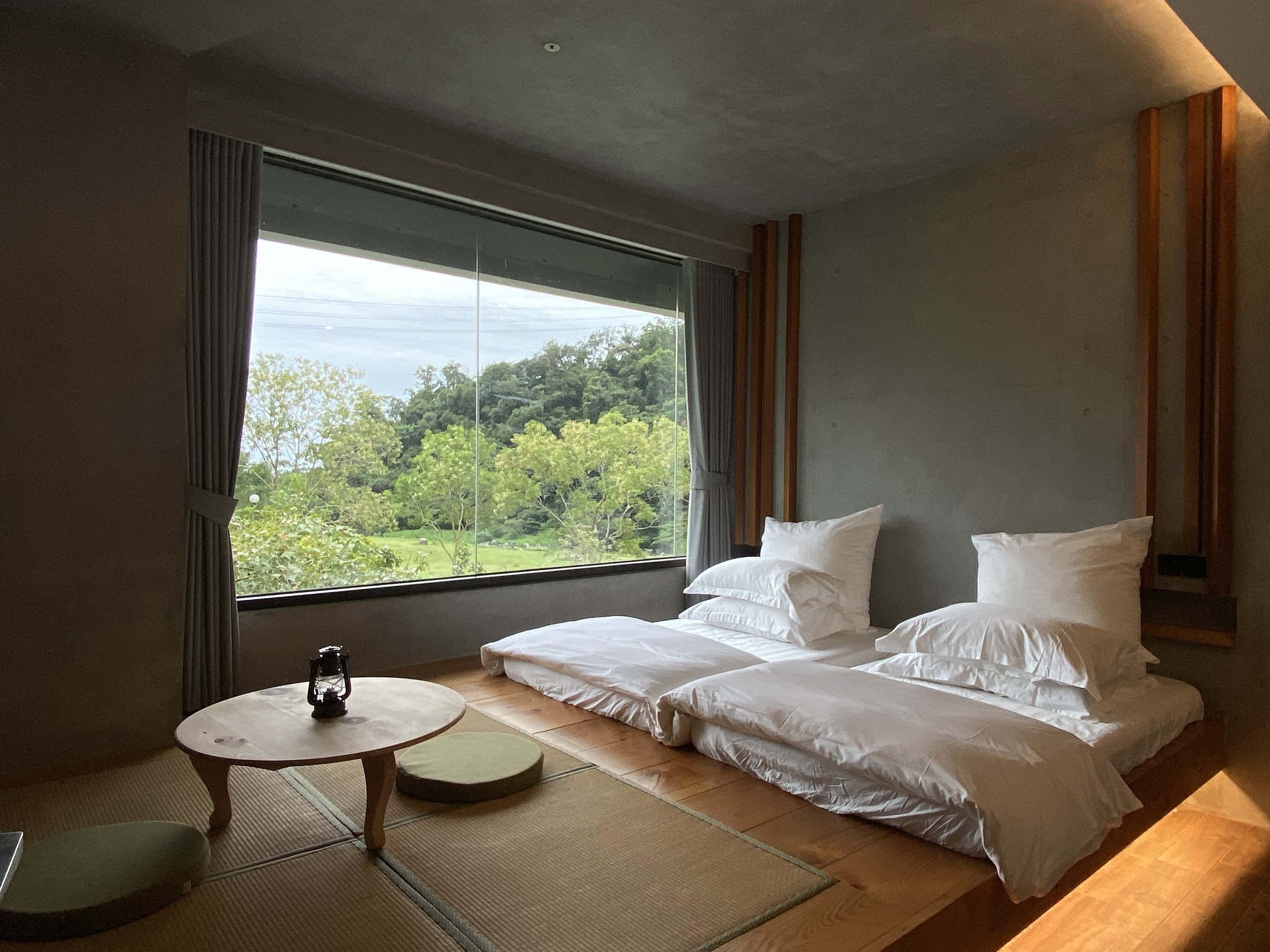 日式風格的房間，窗外全是綠色。