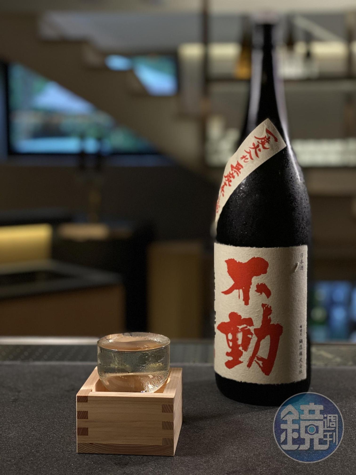 夜晚泡完湯來一杯清酒,非常享受。