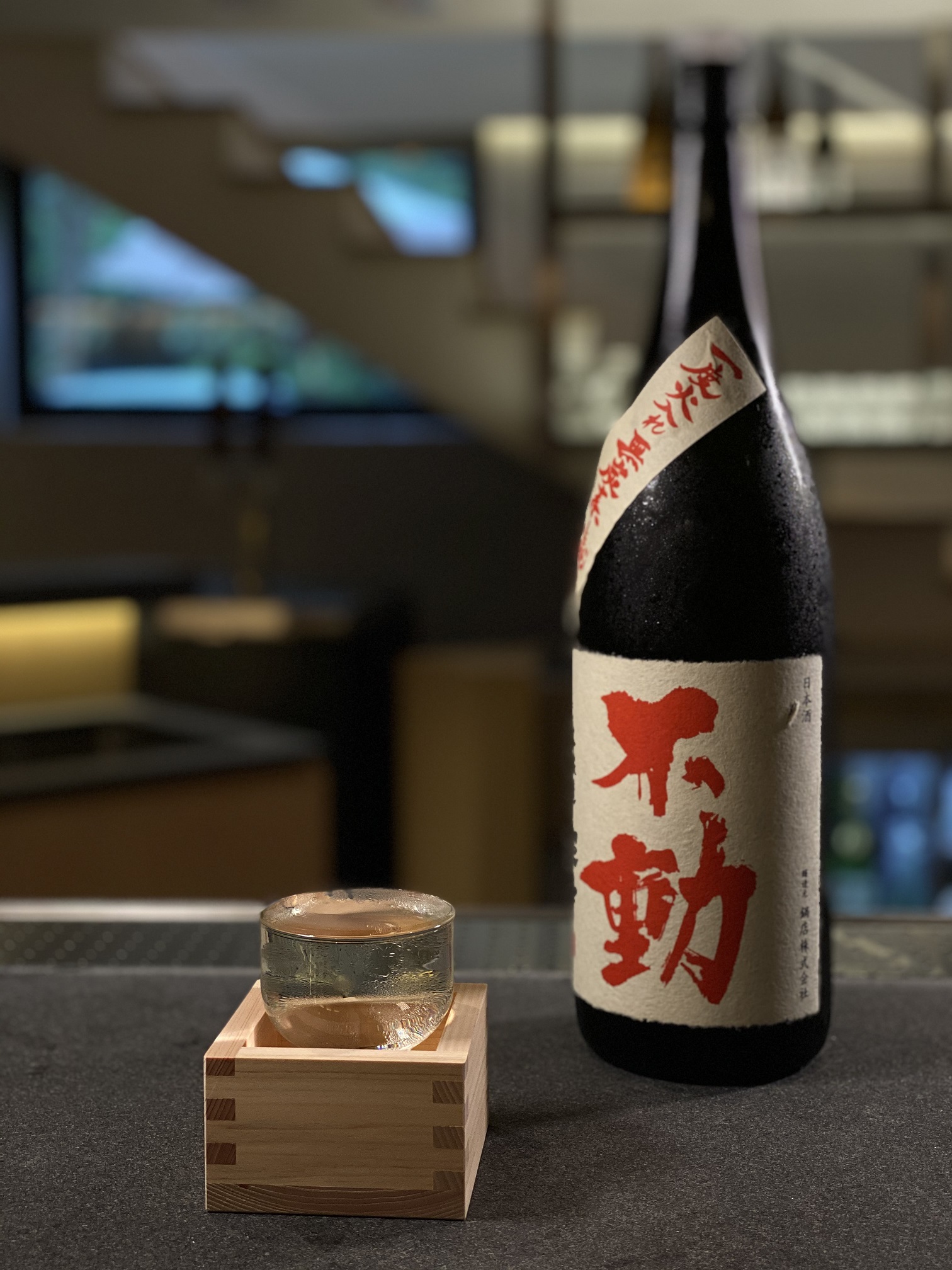 夜晚泡完湯來一杯清酒,非常享受。