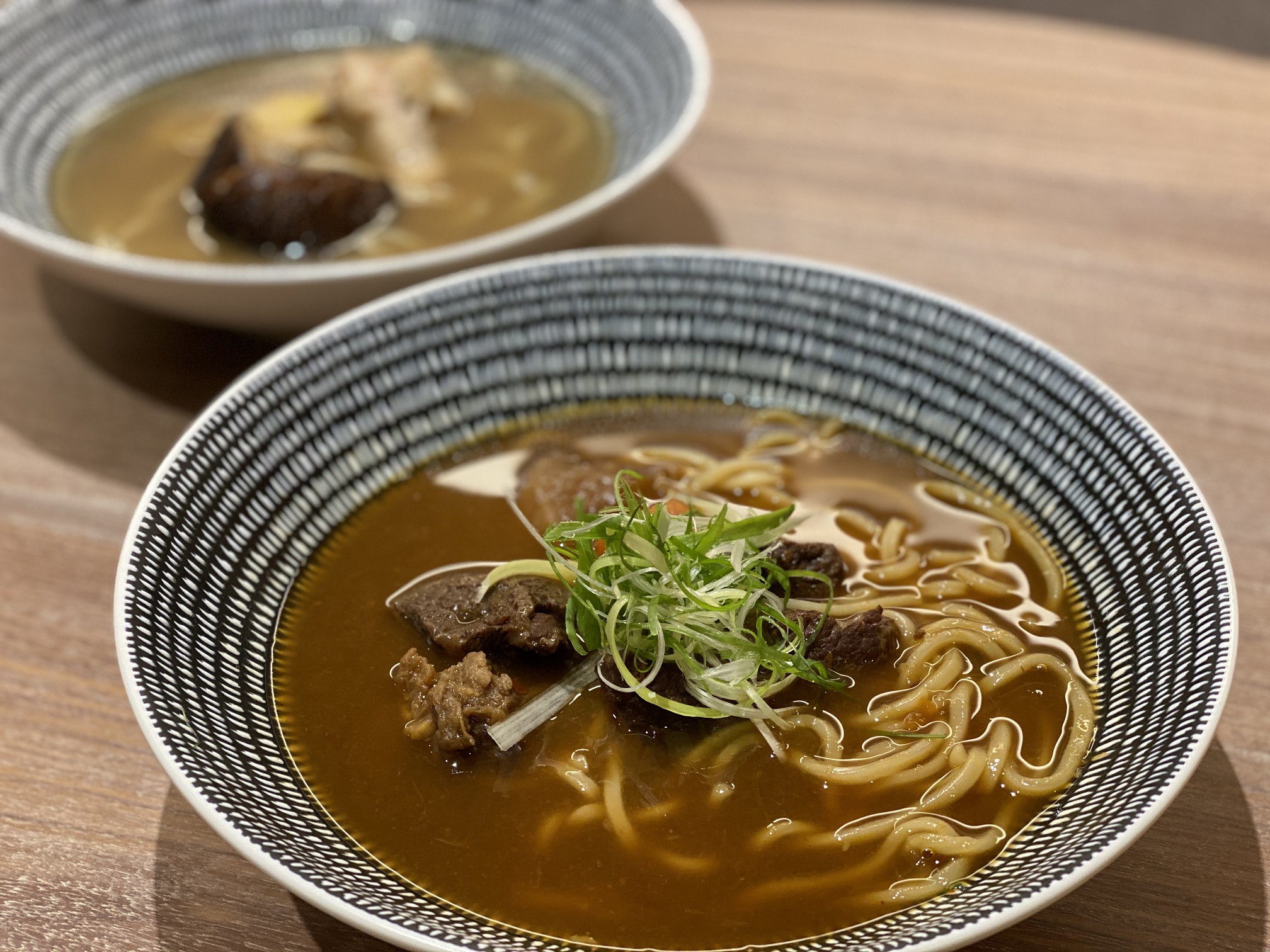 清酒吧提供雞白湯拉麵、牛肉麵等餐點。