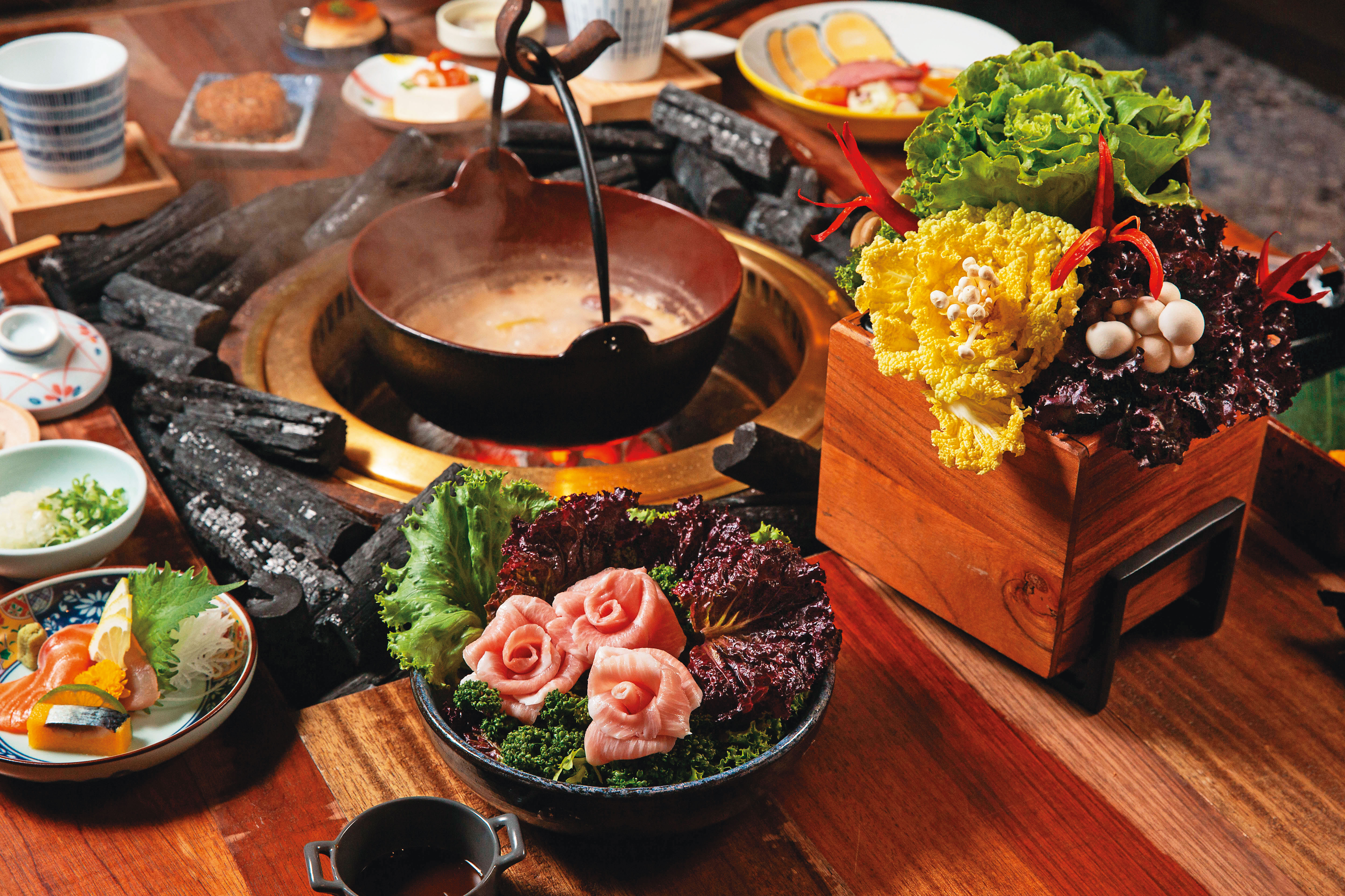 胡同裡的寬巷子可選900元無菜單料理套餐，或900元燒肉拼盤與鍋物拼盤擇一，不夠也可再單點。（圖為雙人份，990元加1成服務費／人）