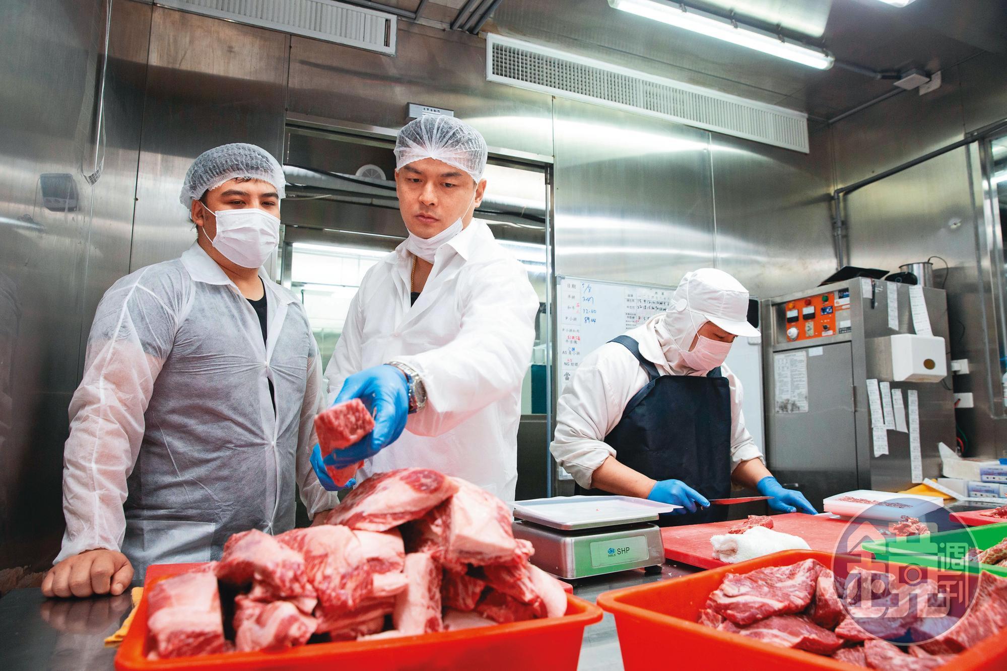 央廚是吳念忠(中)買地自建,全程低溫切肉,嚴格把關肉品品質。