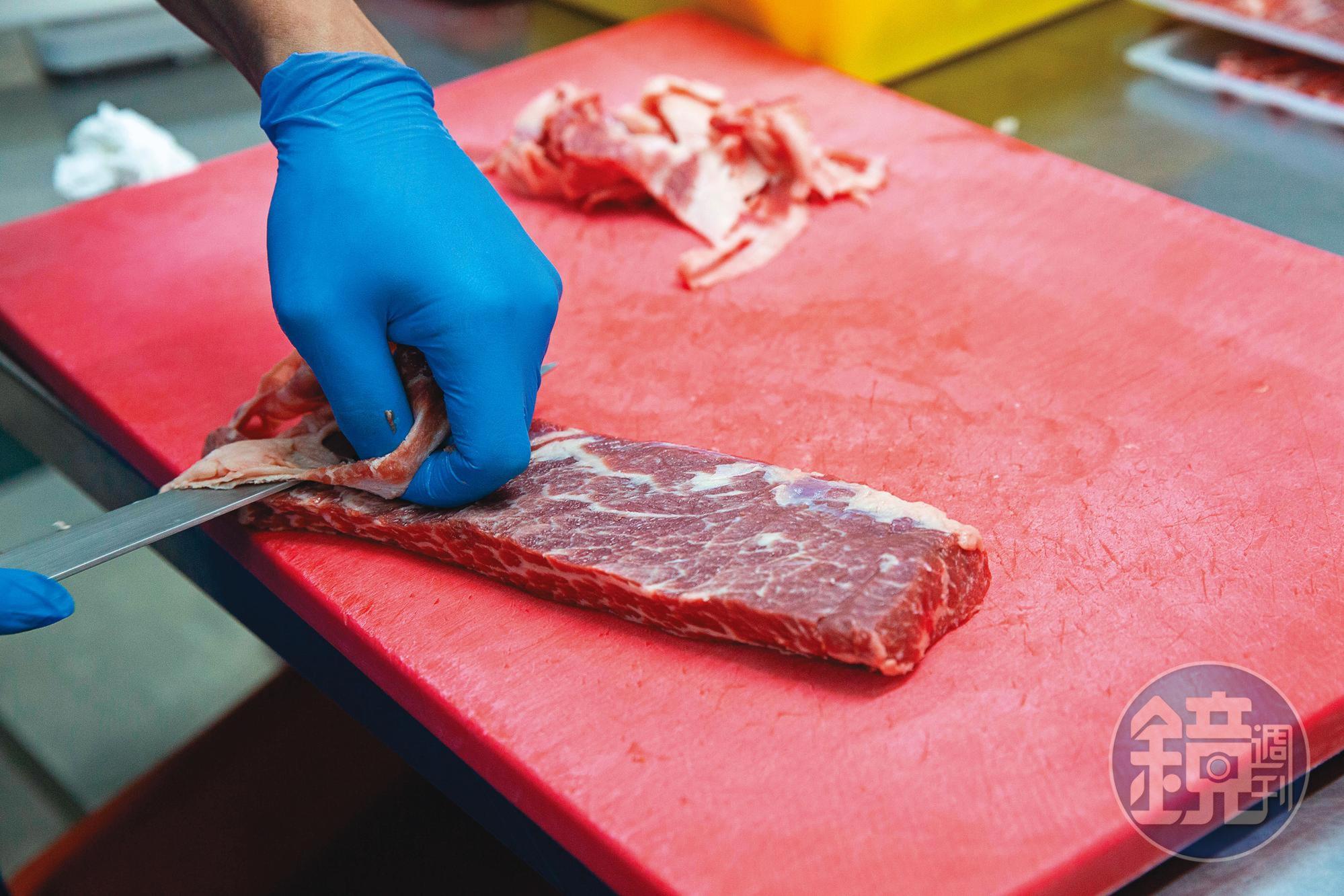 胡同燒肉所有肉品皆需經過手切精修,去除筋膜與多餘油脂。