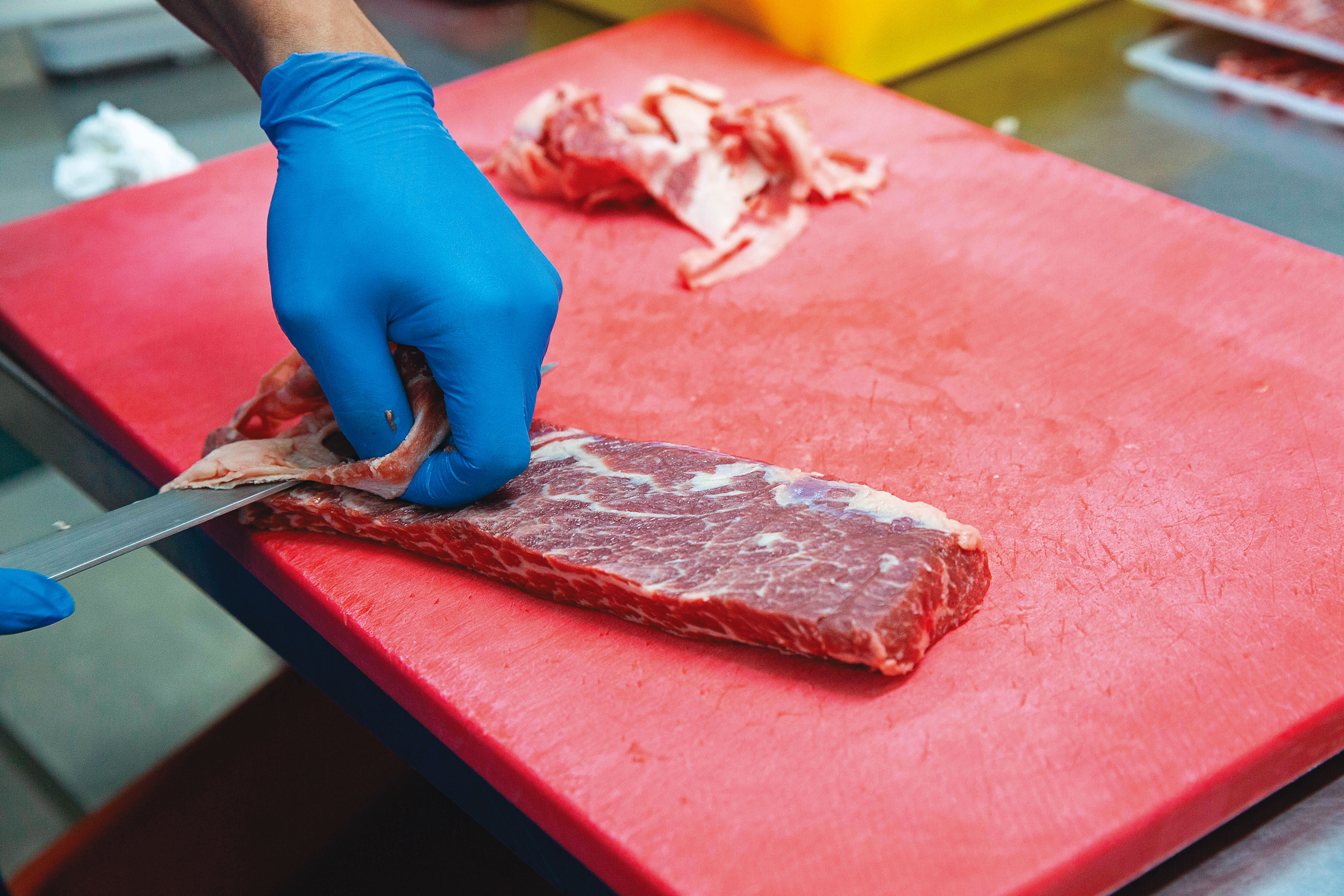 胡同燒肉所有肉品皆需經過手切精修，去除筋膜與多餘油脂。