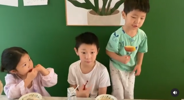 梁東根現在是三個孩子的爸,老婆不時會在IG上分享孩子們的近況。(翻攝自viviana_park_ Instagram)
