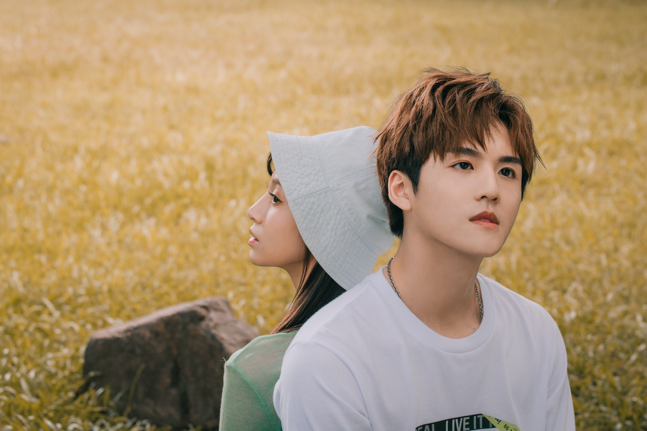 許凱皓（右）拍〈平凡中的奇蹟〉MV，邀請女星陳敬宣（左）助陣拍攝。（野火娛樂提供）