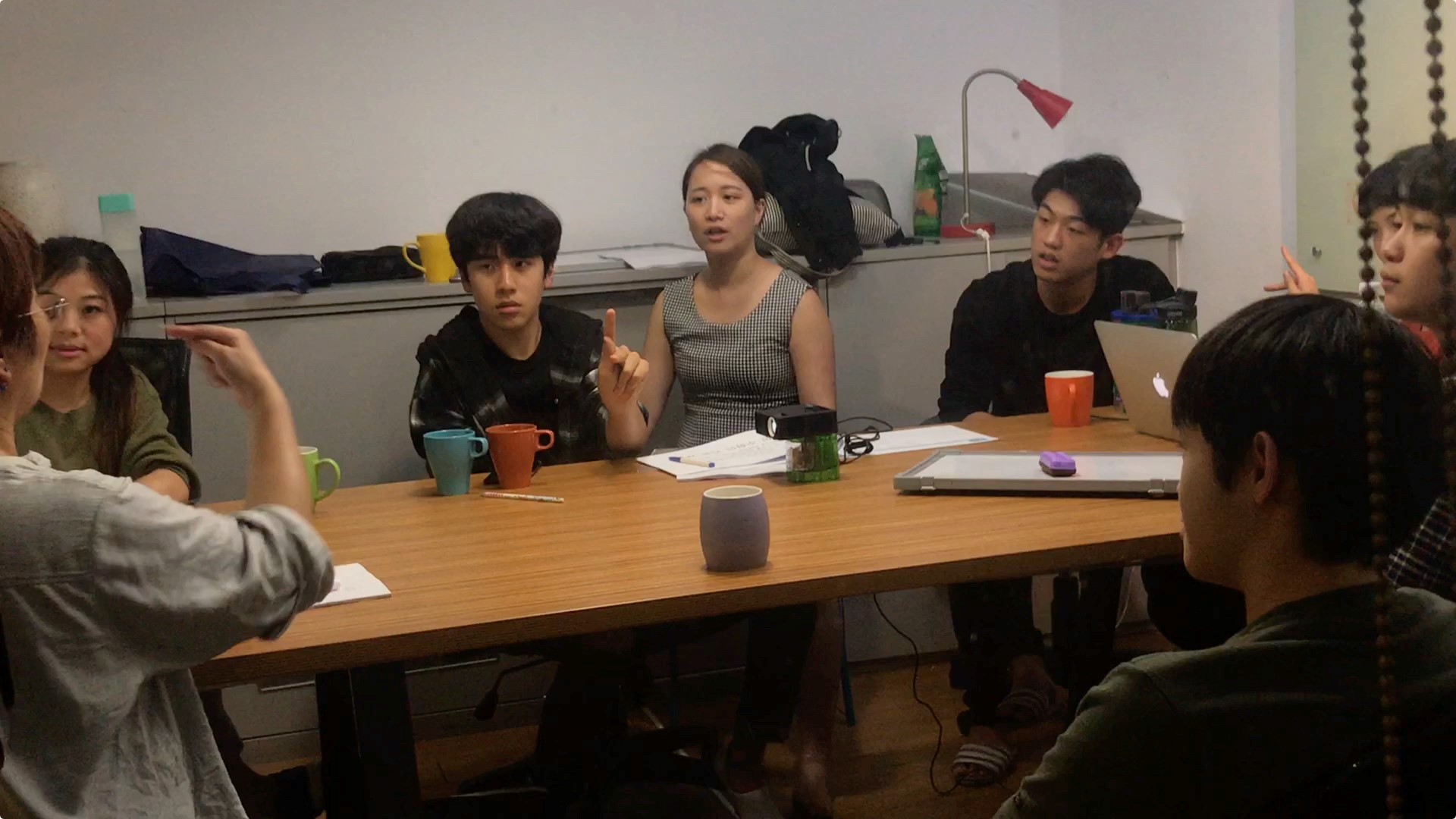 由於劇情需要，影片開拍前，包括金玄彬（左三）等演員們一起學習手語。（CatchPlay提供）