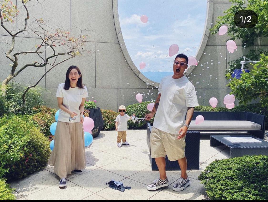 今年6月時,余文樂(右)公布和老婆王云棠(左)做人成功,第二胎明年初報到。(翻攝自余文樂IG)