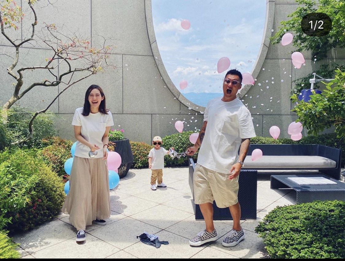 今年6月時，余文樂（右）公布和老婆王云棠（左）做人成功，第二胎明年初報到。（翻攝自余文樂IG）