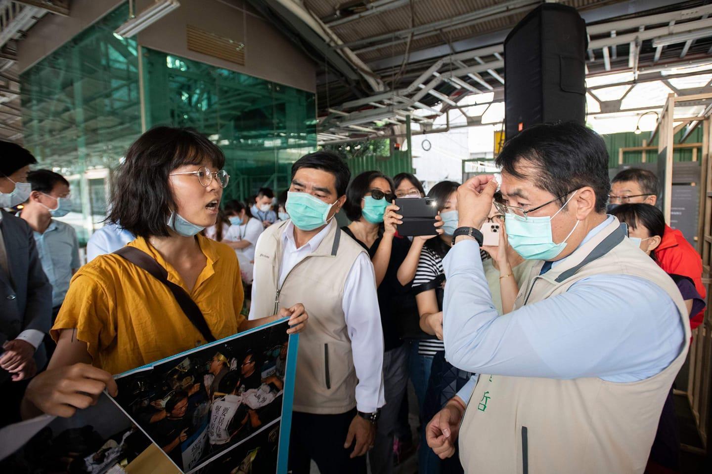 今成大學生到台南火車站,向市長黃偉哲(右)抗議警察暴力驅離聲援者,並要求理解拒遷戶的訴求。(翻攝自黃春香臉書)