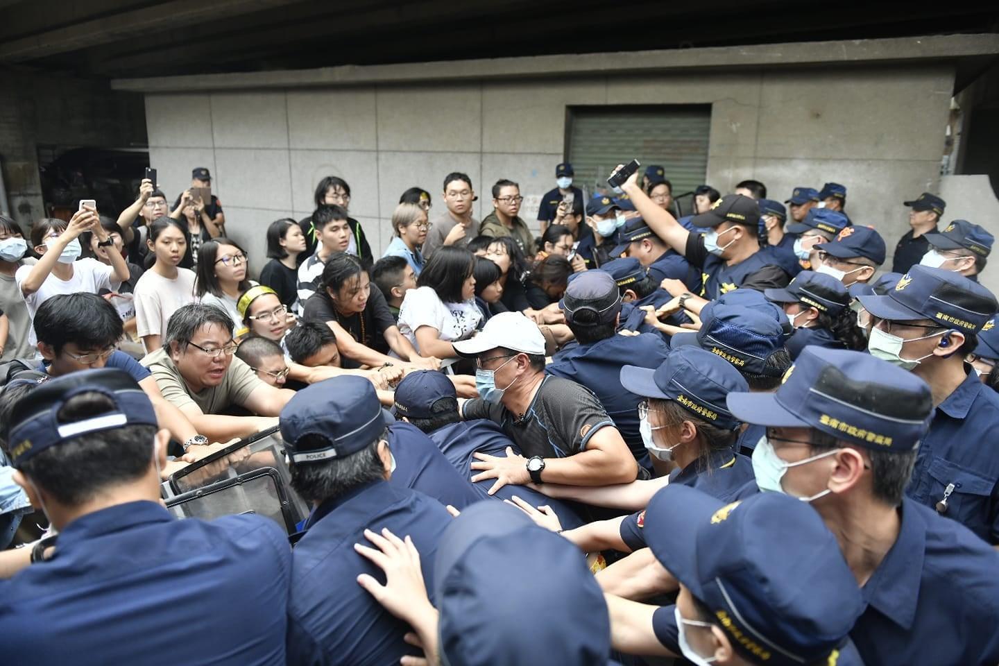 鐵道局13日凌晨動員大批員警,封鎖附近道路,準備展開拆除作業,和現場聲援學生發生推擠衝突。(翻攝自黃春香臉書)