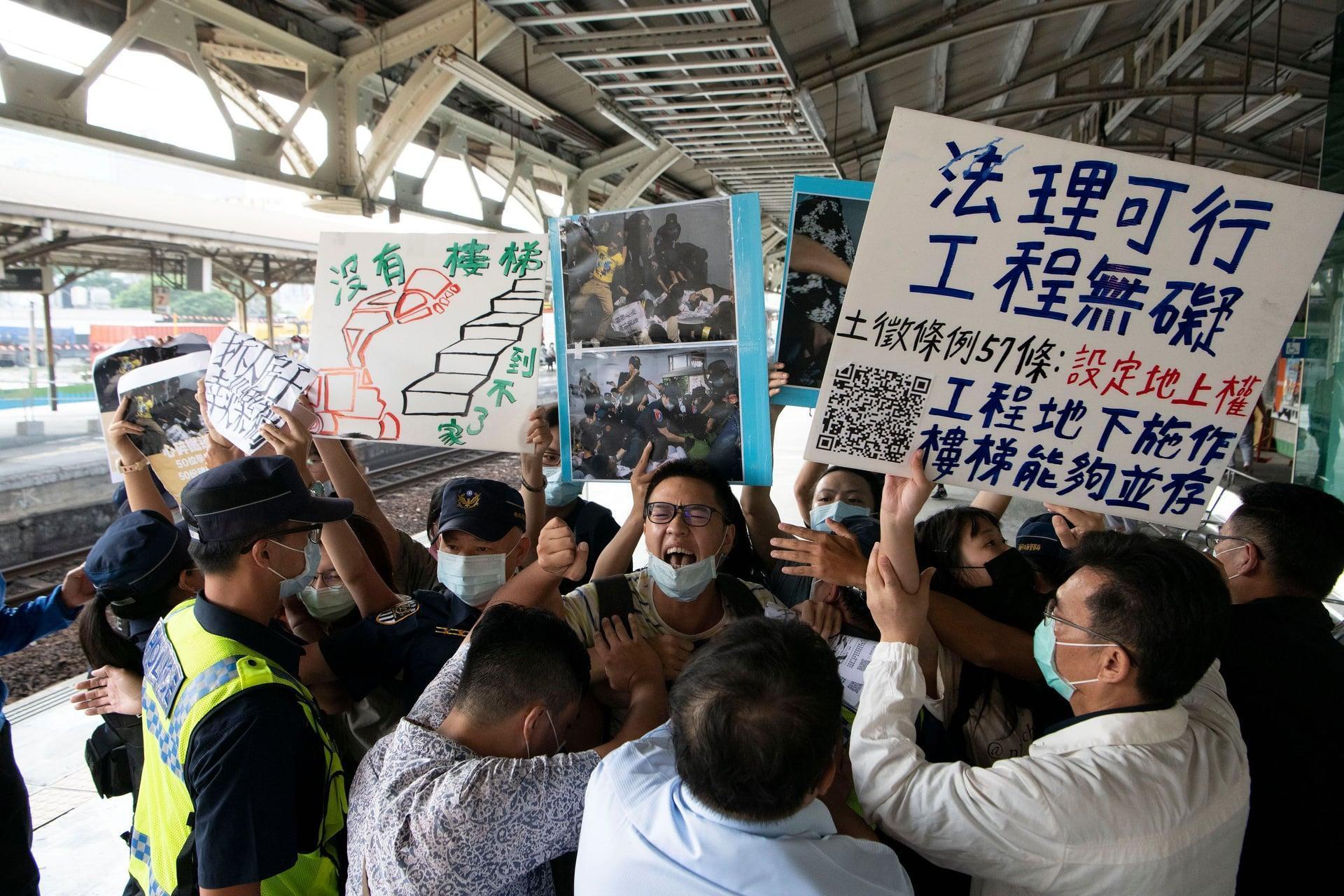 學生今來到台南火車站,向市長黃偉哲抗議徵收強拆與警察暴力驅離。(翻攝自成大零貳社臉書)
