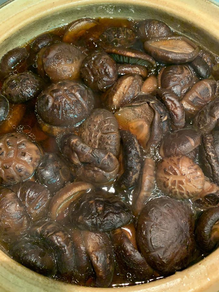 燉煮8小時後，滿室濃香，香菇已然發好。