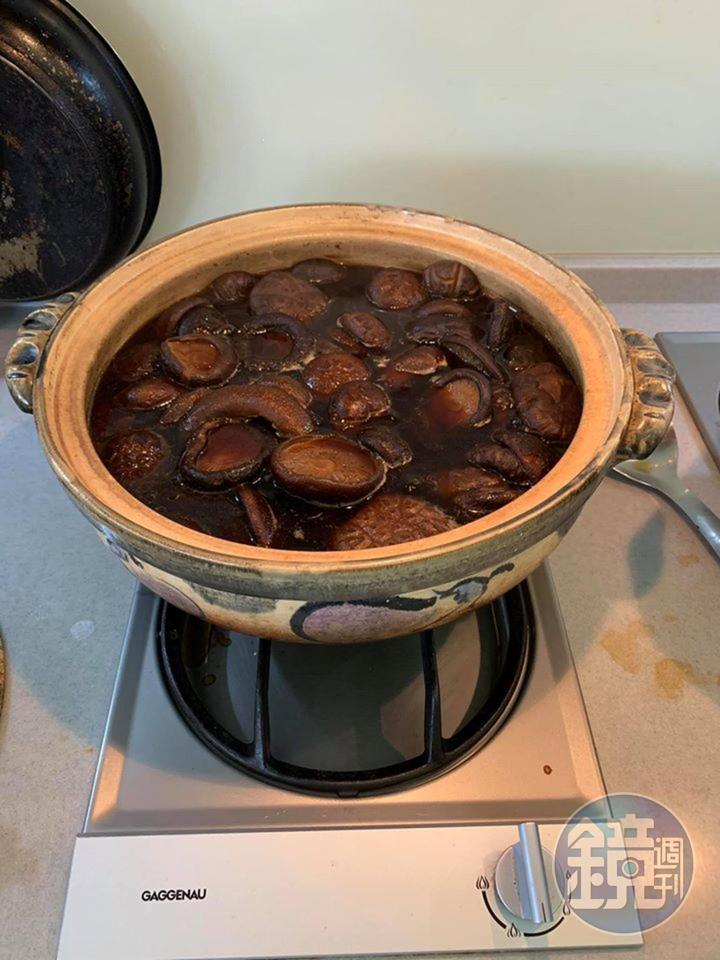 經過30分鐘，香菇完全滷好。