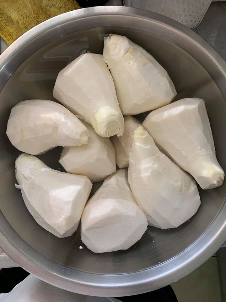 9支竹筍，剝皮浸水備用。
