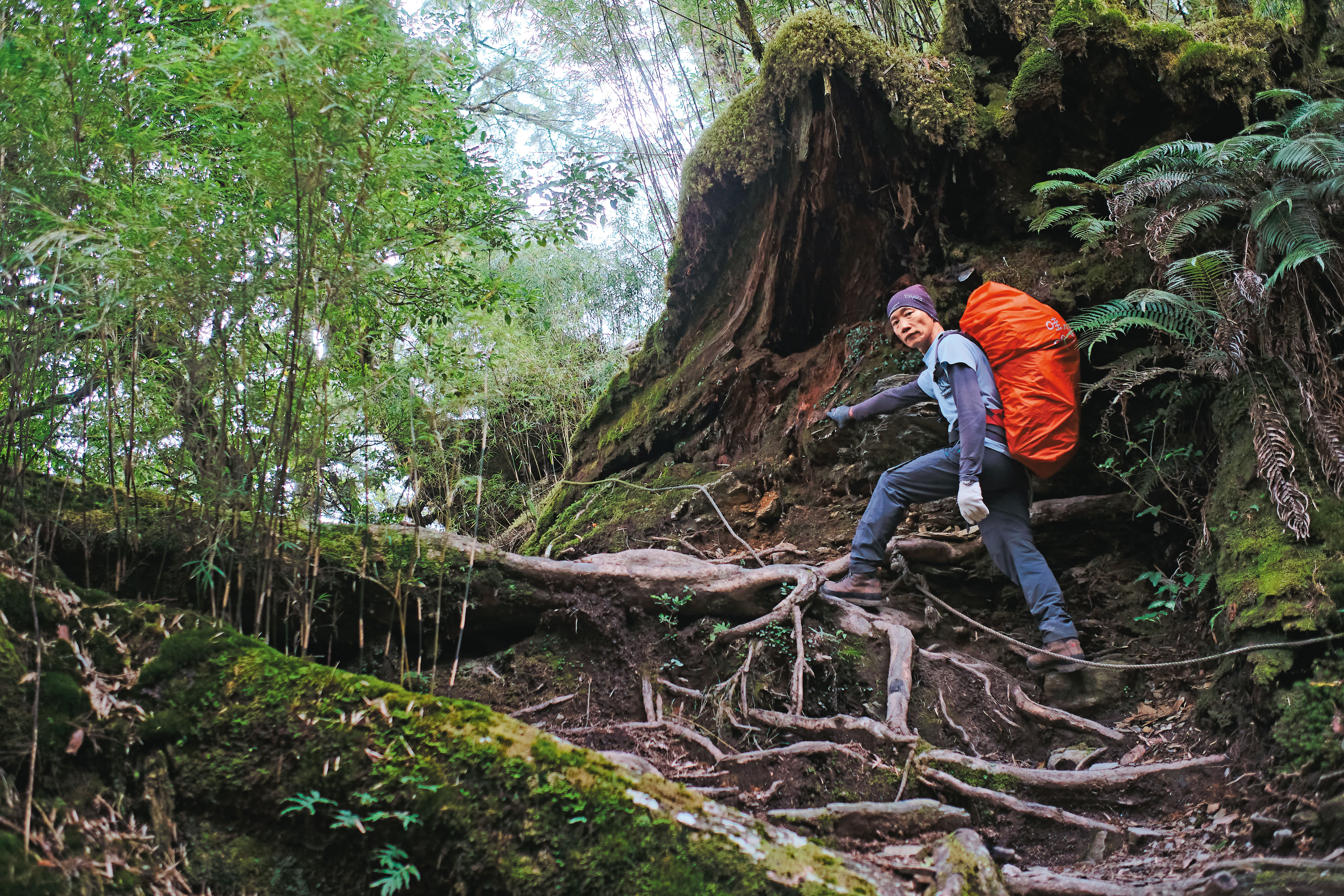 看起來不苟言笑的蕭添益，在帶領我們登山時，展現了滔滔不絕、詳盡導覽的嚮導功力，也會插科打諢，發揮幽默感。