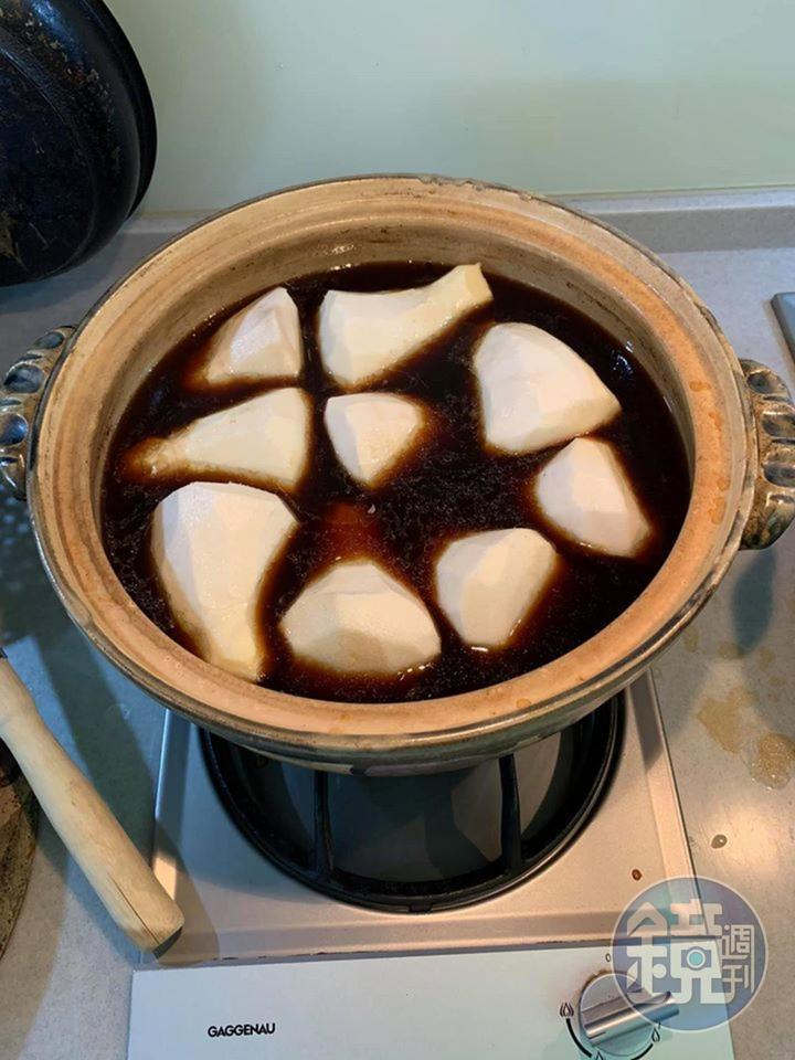 在鍋內倒入香菇滷汁，再加一些清酒。
