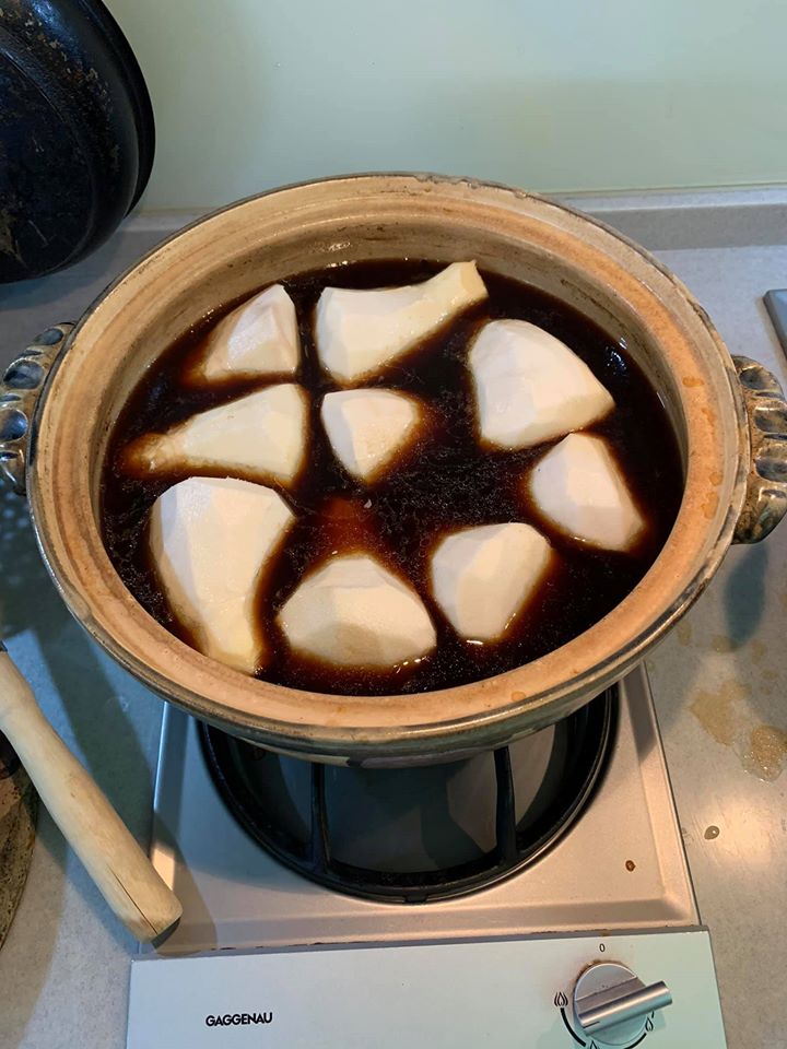 在鍋內倒入香菇滷汁，再加一些清酒。