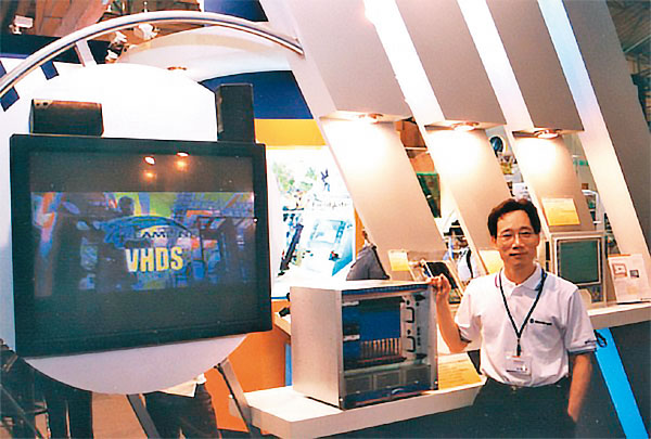 蕭添益大約15年前,參加台北國際電腦展。(蕭添益提供)