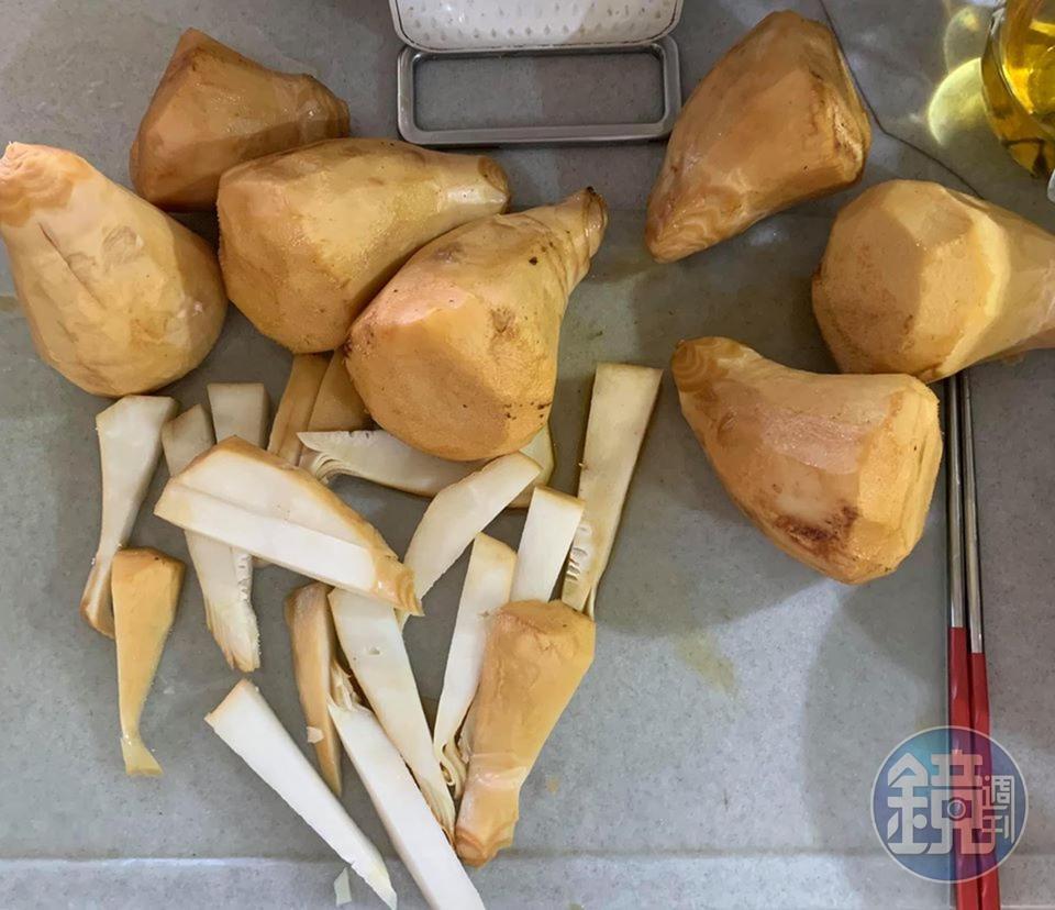 滷過的竹筍，全部取出切段。
