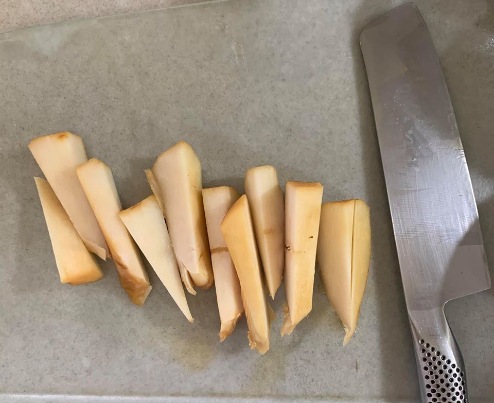 將竹筍仔細切段。