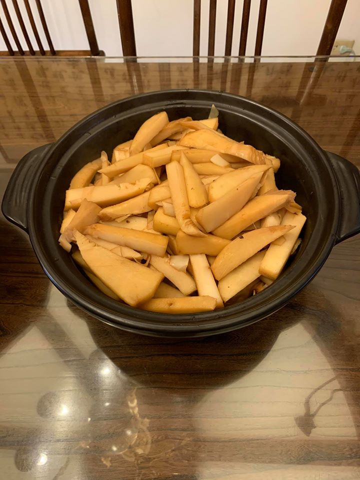 滷竹筍完成，撈起上桌。