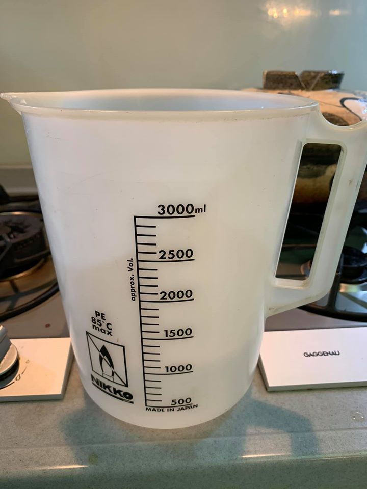 取1,000 CC清水放入砂鍋。