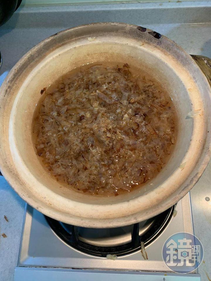 開始煮柴魚高湯。