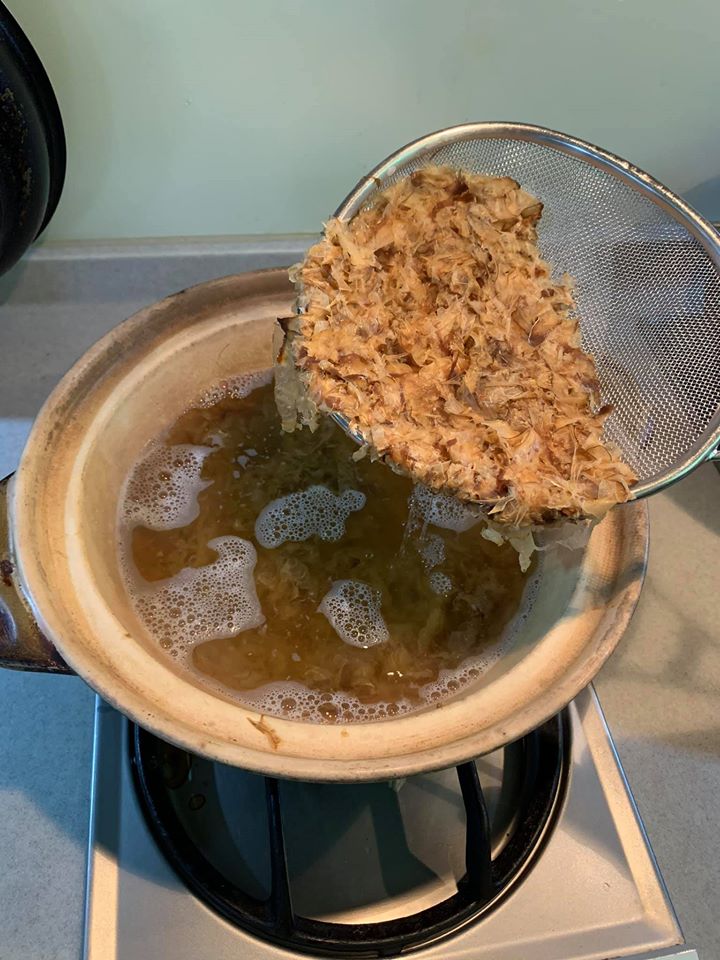 濾掉柴魚片。