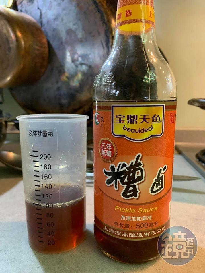 準備糟鹵醬油100cc，將以上湯汁、醬料混合，調成鮑魚滷汁。