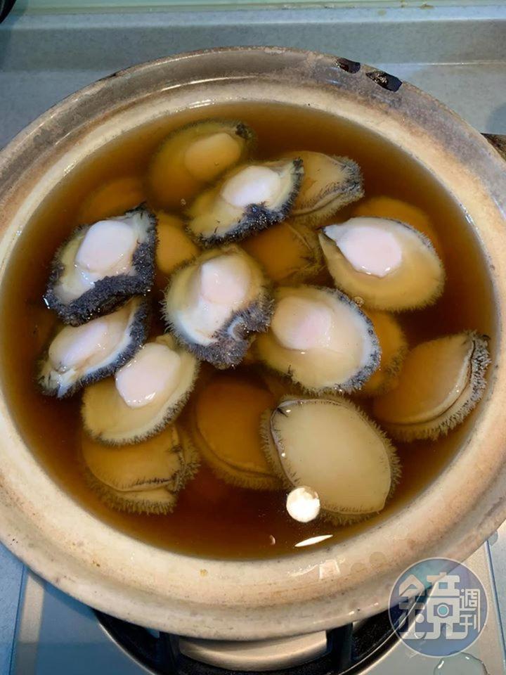 將鮑魚放入滷汁內。