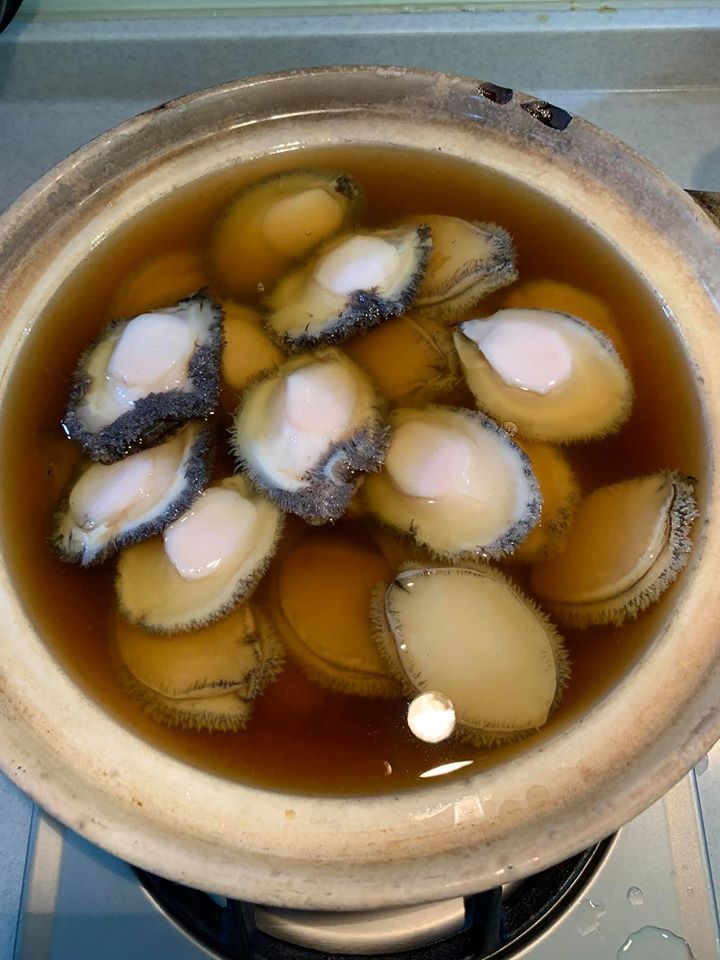 將鮑魚放入滷汁內。