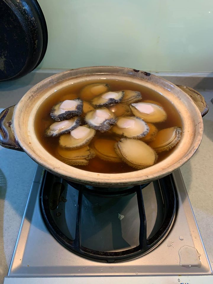 開始燉煮鮑魚。