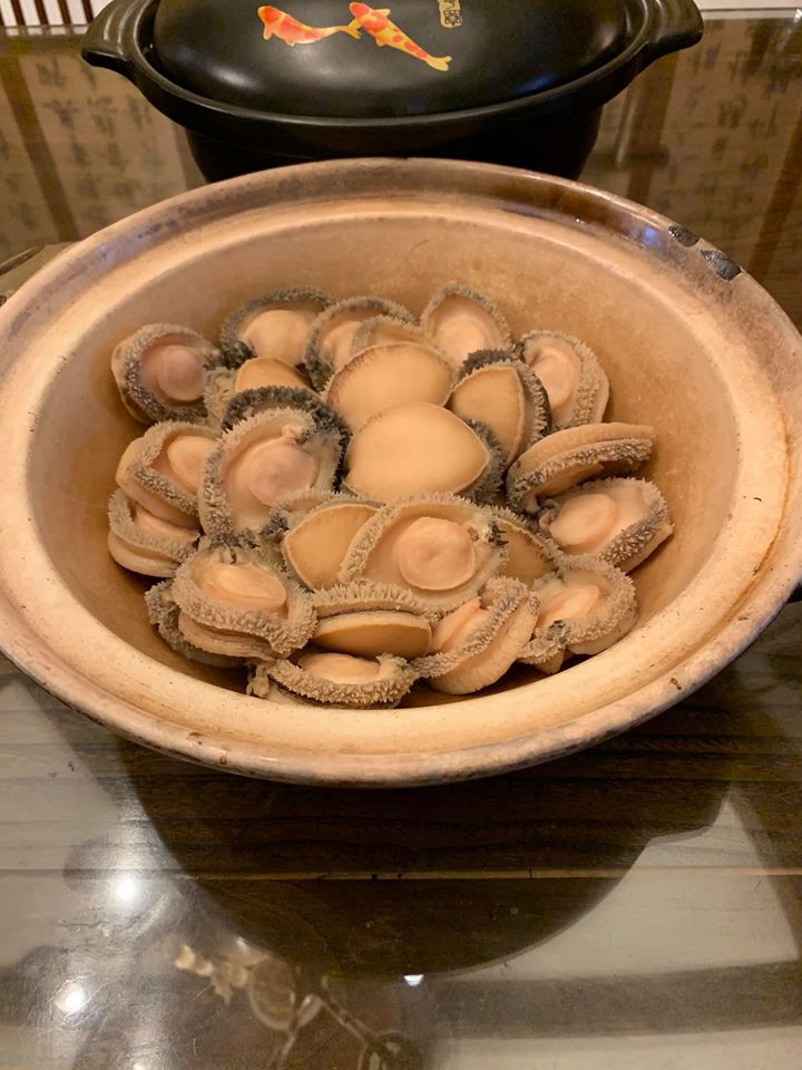 滷鮑魚上桌。