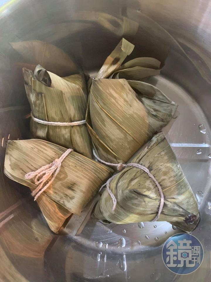 紫米粽放入電鍋蒸好。