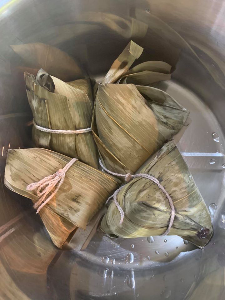 紫米粽放入電鍋蒸好。