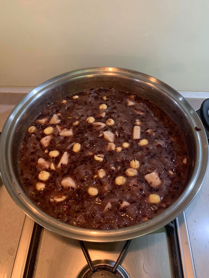 煮好山藥白木耳蓮子紫米粥，當主食。