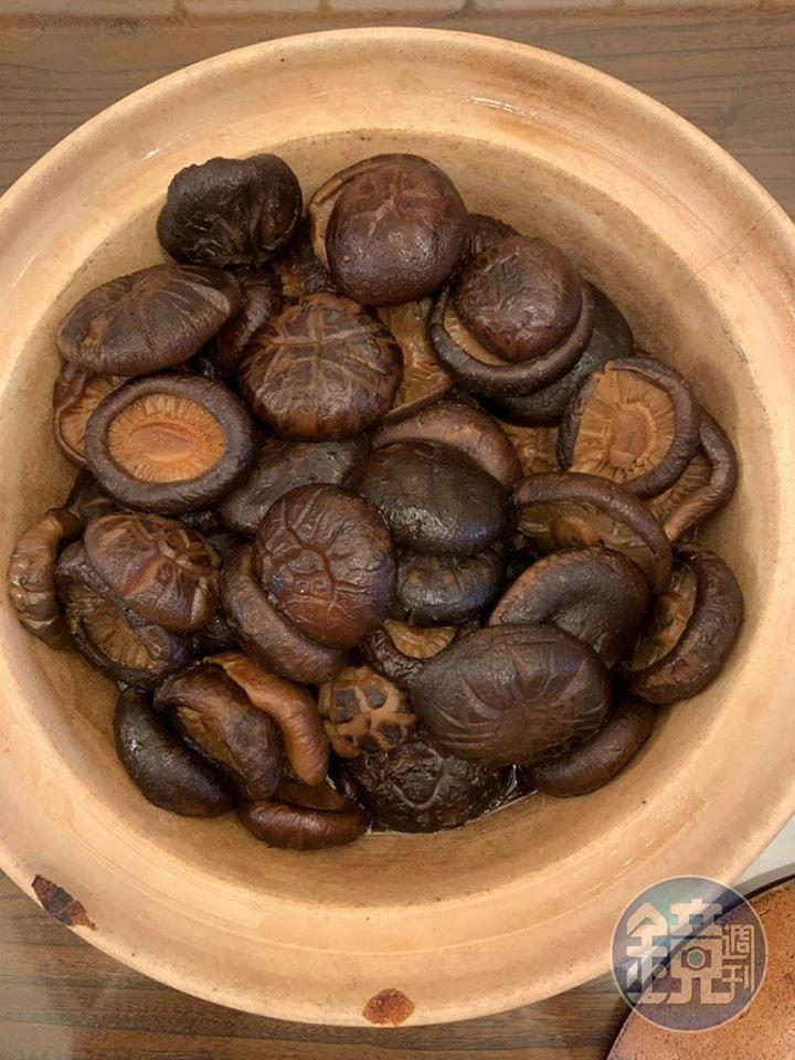 膠滑軟韌的滷香菇。