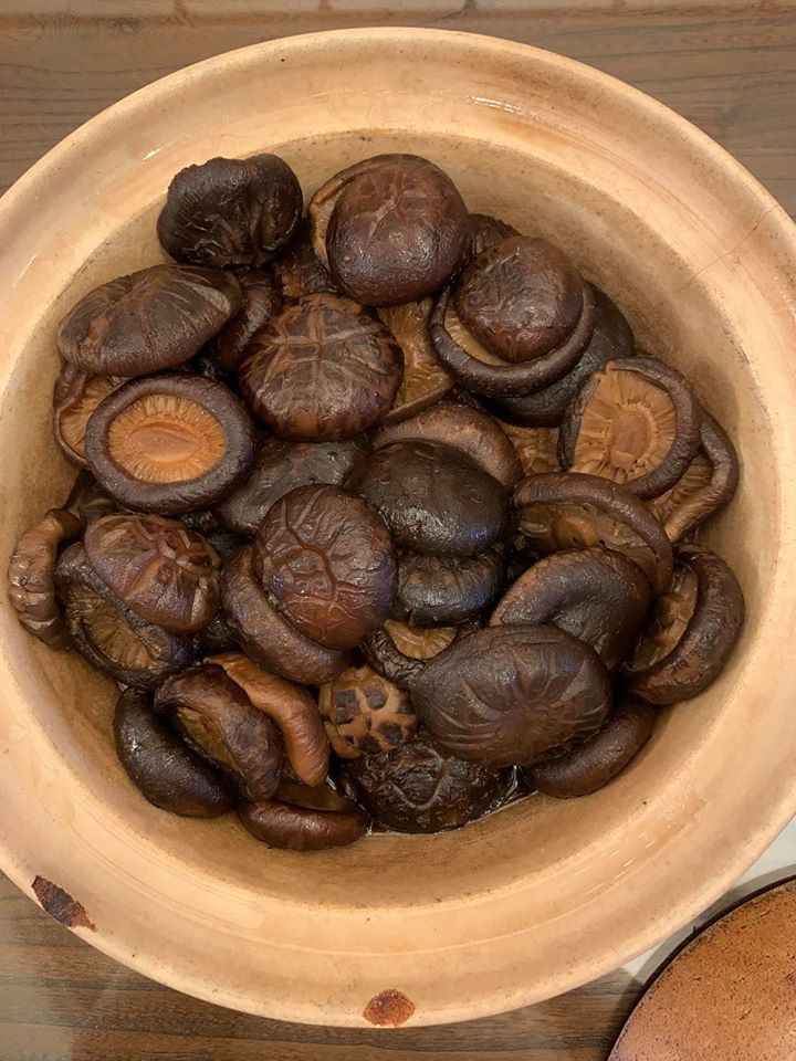 膠滑軟韌的滷香菇。