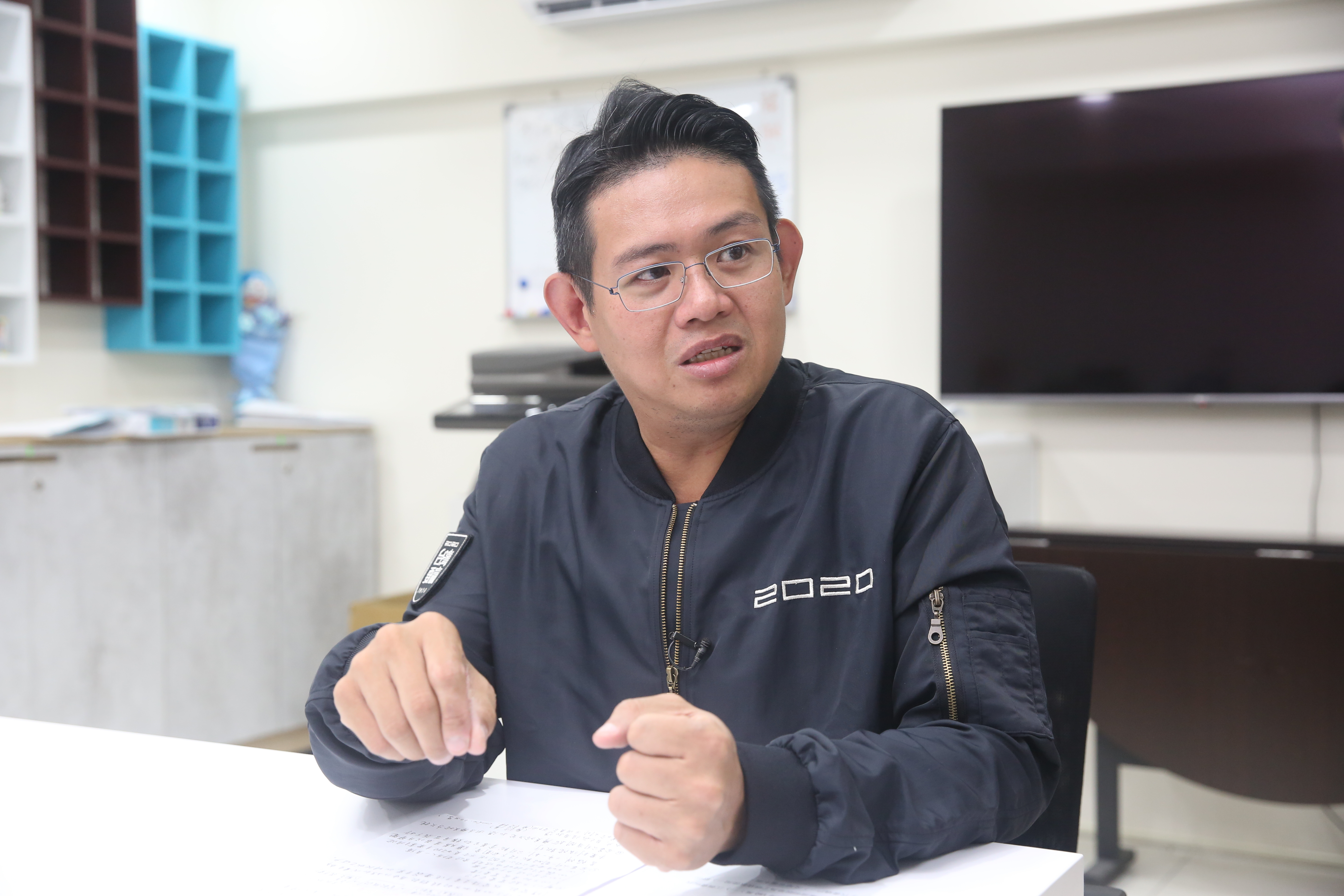 新北市議員黃俊哲呼籲，新北市政府應嚴查該炒房集團，防止更多無辜民眾受害。